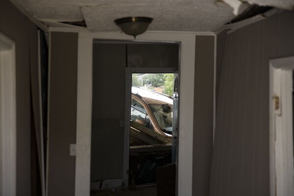 A vehicle next to a house knocked off its foundation on 23 August 2021 in Waverly, Tennessee.  - Sputnik International