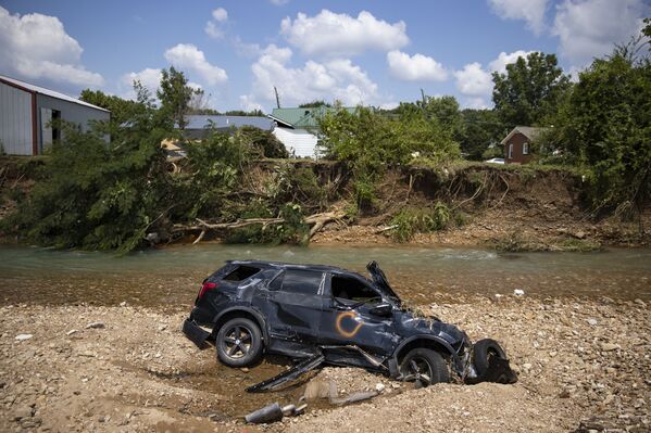 A vehicle destroyed by flooding in Trace Creek on 23 August 2021 in Waverly, Tennessee. - Sputnik International