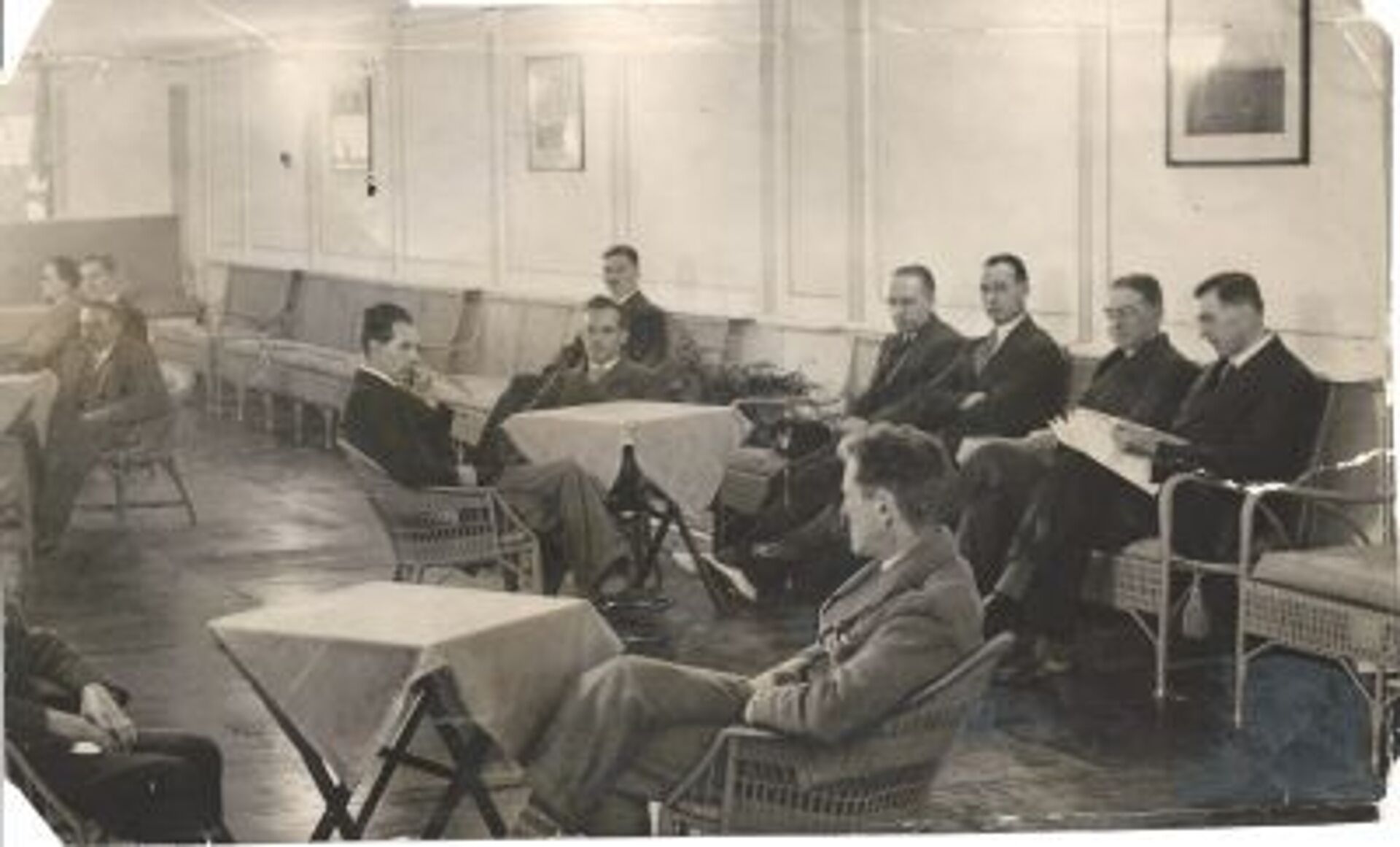 MPs in the lounge of the R-101 airship in 1929 - Sputnik International, 1920, 07.09.2021
