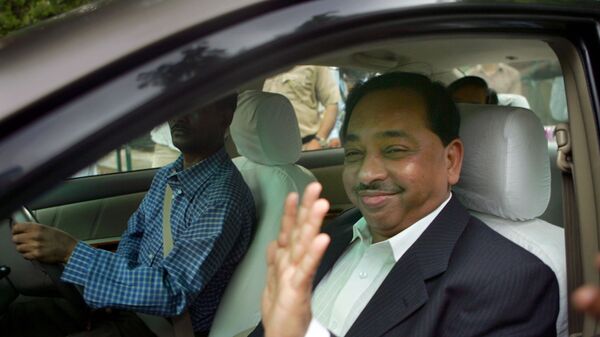 Expelled Shiv Sena leader and former Maharashtra state Chief Minister Narayan Rane gestures to the media after a meeting with Congress President Sonia Gandhi, outside her residence in New Delhi, India, Friday, July 22, 2005 - Sputnik International