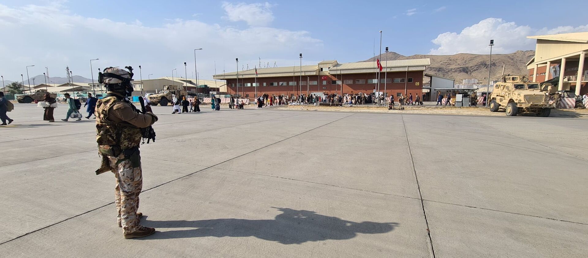 Afghan evacuees queue before boarding Italy's military aircraft C130J during evacuation at Kabul's airport, Afghanistan, August 22, 2021. Italian Ministry of Defence/Handout via REUTERS  - Sputnik International, 1920, 25.08.2021