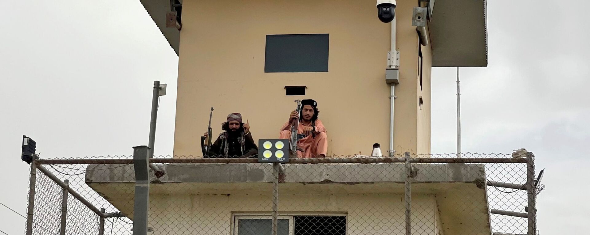Members of Taliban forces sit at a security tower of the interior ministry in Kabul, Afghanistan August 17, 2021. - Sputnik International, 1920