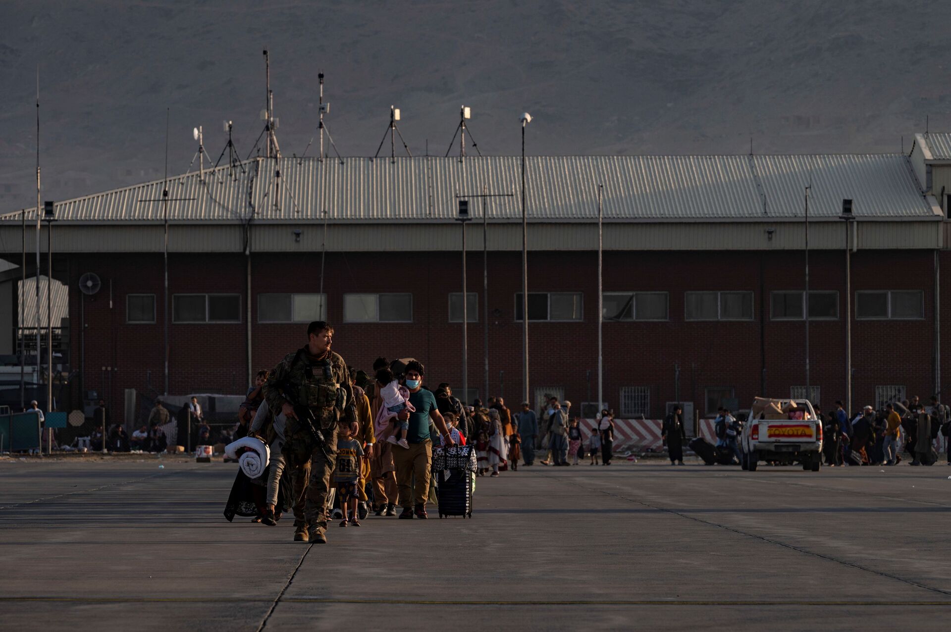 A U.S. Air Force Airman guides qualified evacuees aboard a U.S. Air Force C-17 Globemaster III at Hamid Karzai International Airport (HKIA), Afghanistan, August 24, 2021 - Sputnik International, 1920, 07.09.2021
