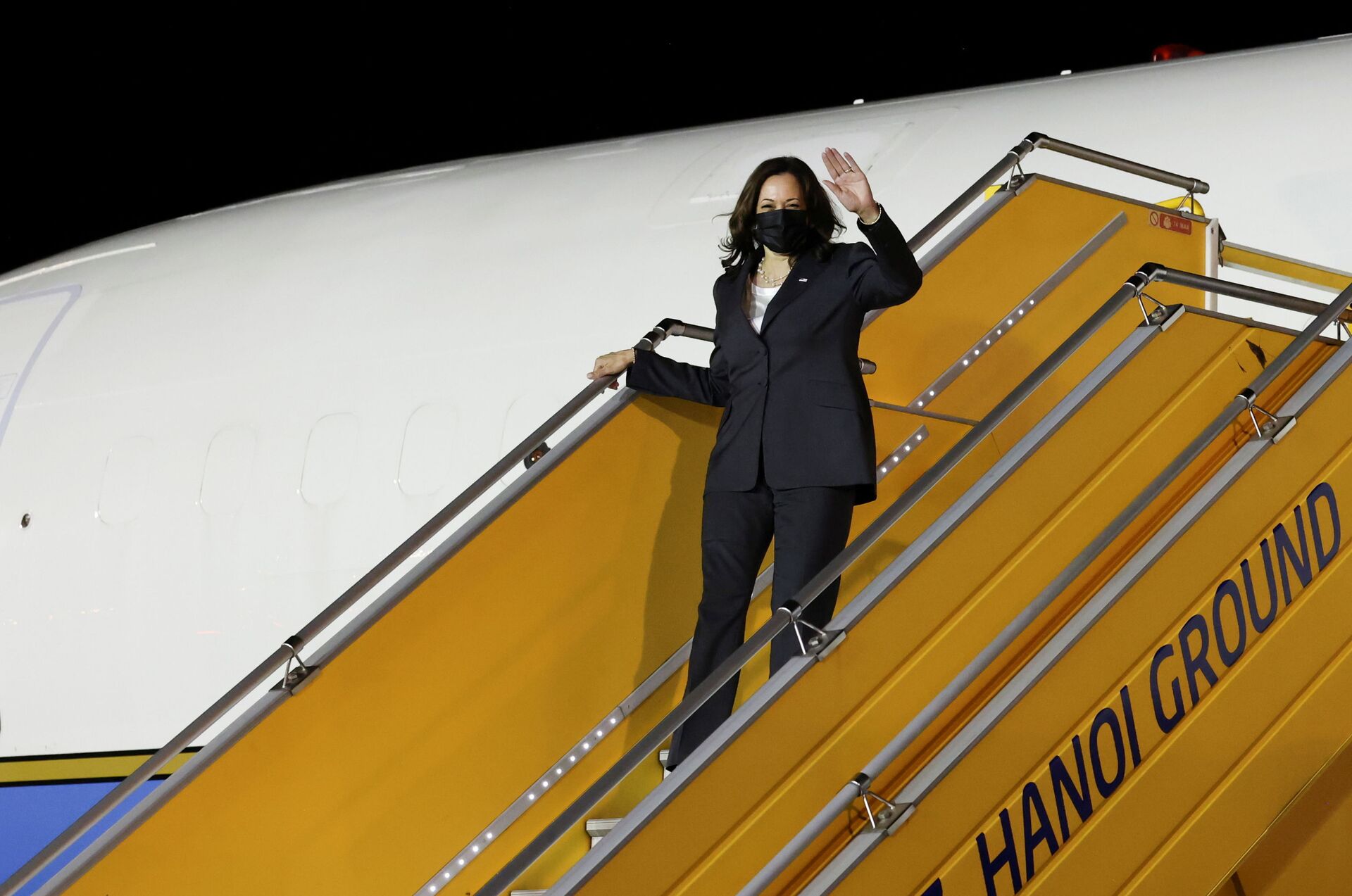U.S. Vice President Kamala Harris leaves her plane as she arrives at the airport in Hanoi, Vietnam, August, 24, 2021 - Sputnik International, 1920, 07.09.2021