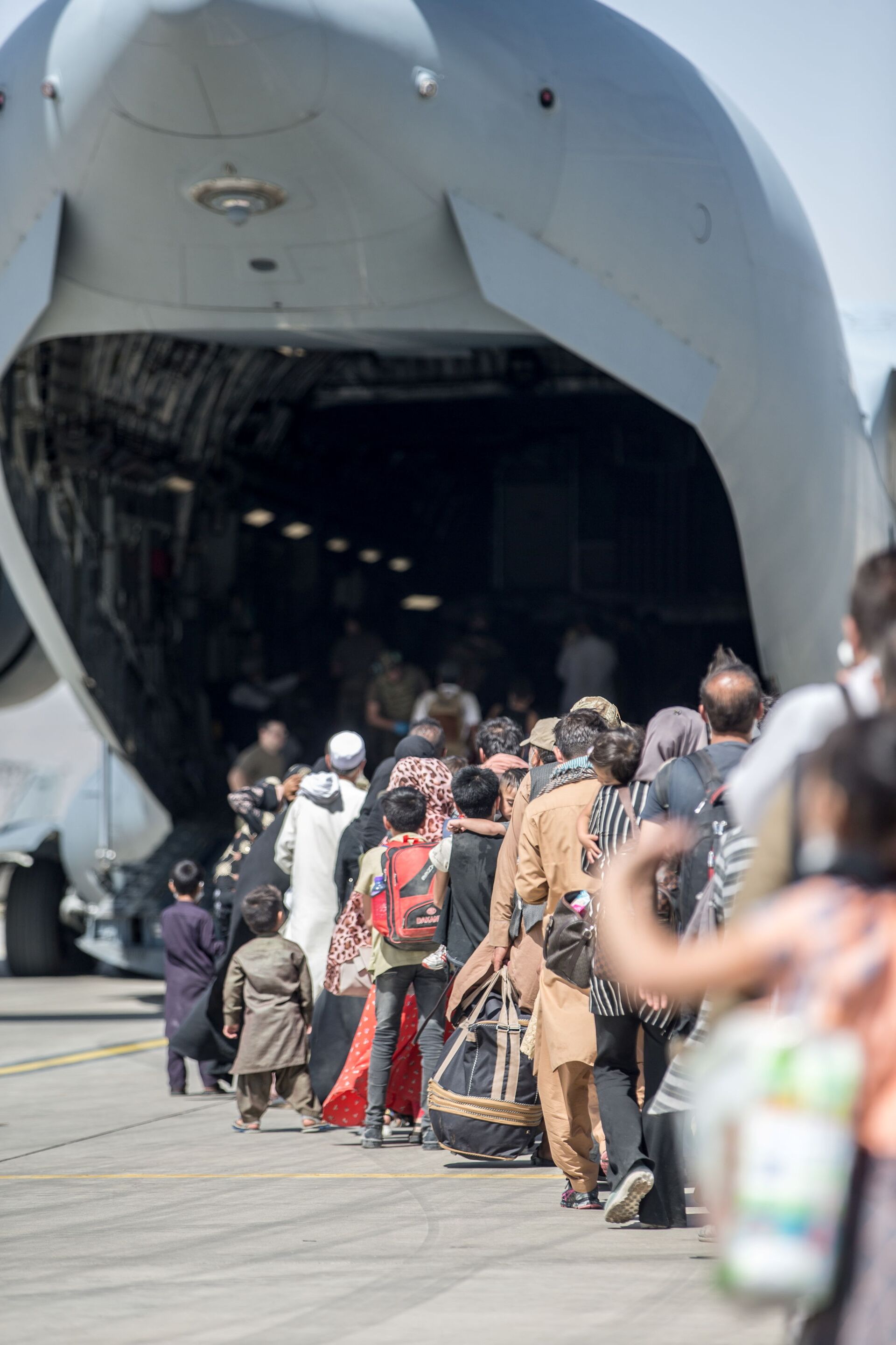 Families board a U.S. Air Force Boeing C-17 Globemaster III during an evacuation at Hamid Karzai International Airport in Kabul, Afghanistan, August 24, 2021 - Sputnik International, 1920, 07.09.2021