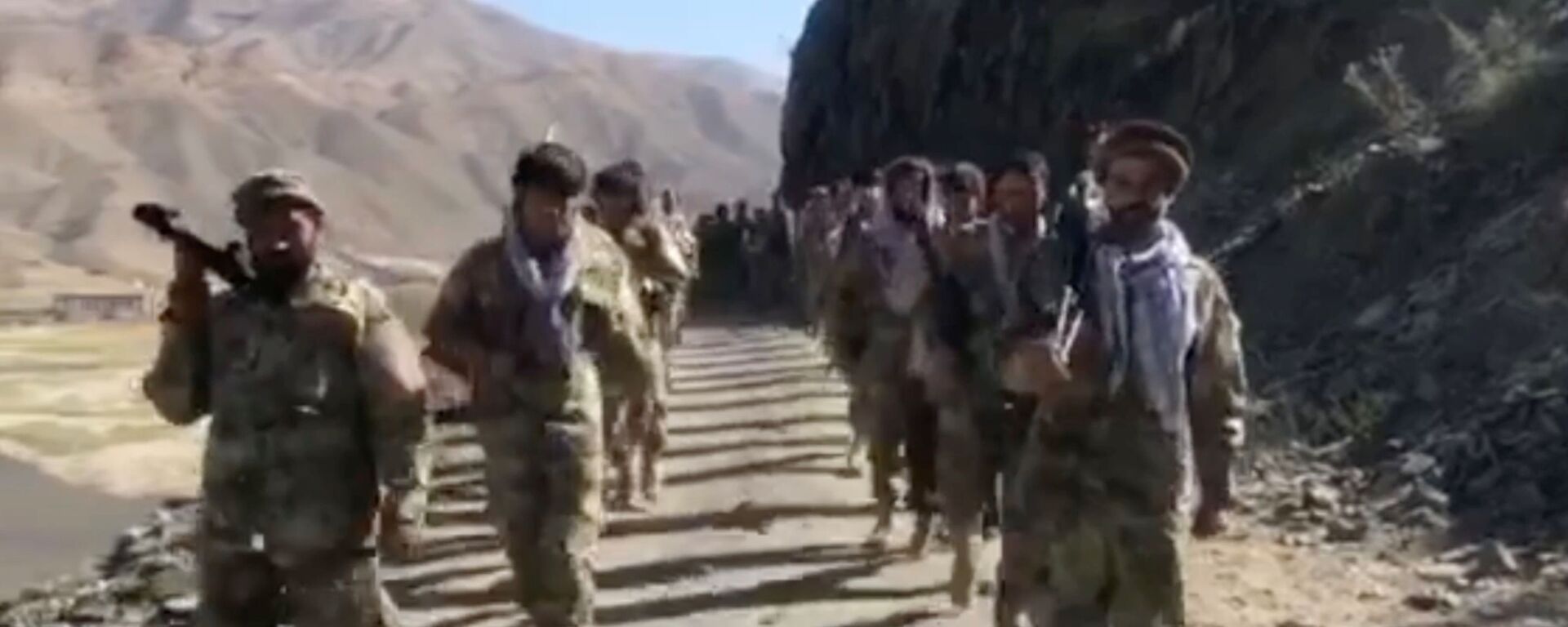 Anti-Taliban resistance troops walk in Panjshir Valley, Afghanistan August 25, 2021 in this still image taken from video - Sputnik International, 1920