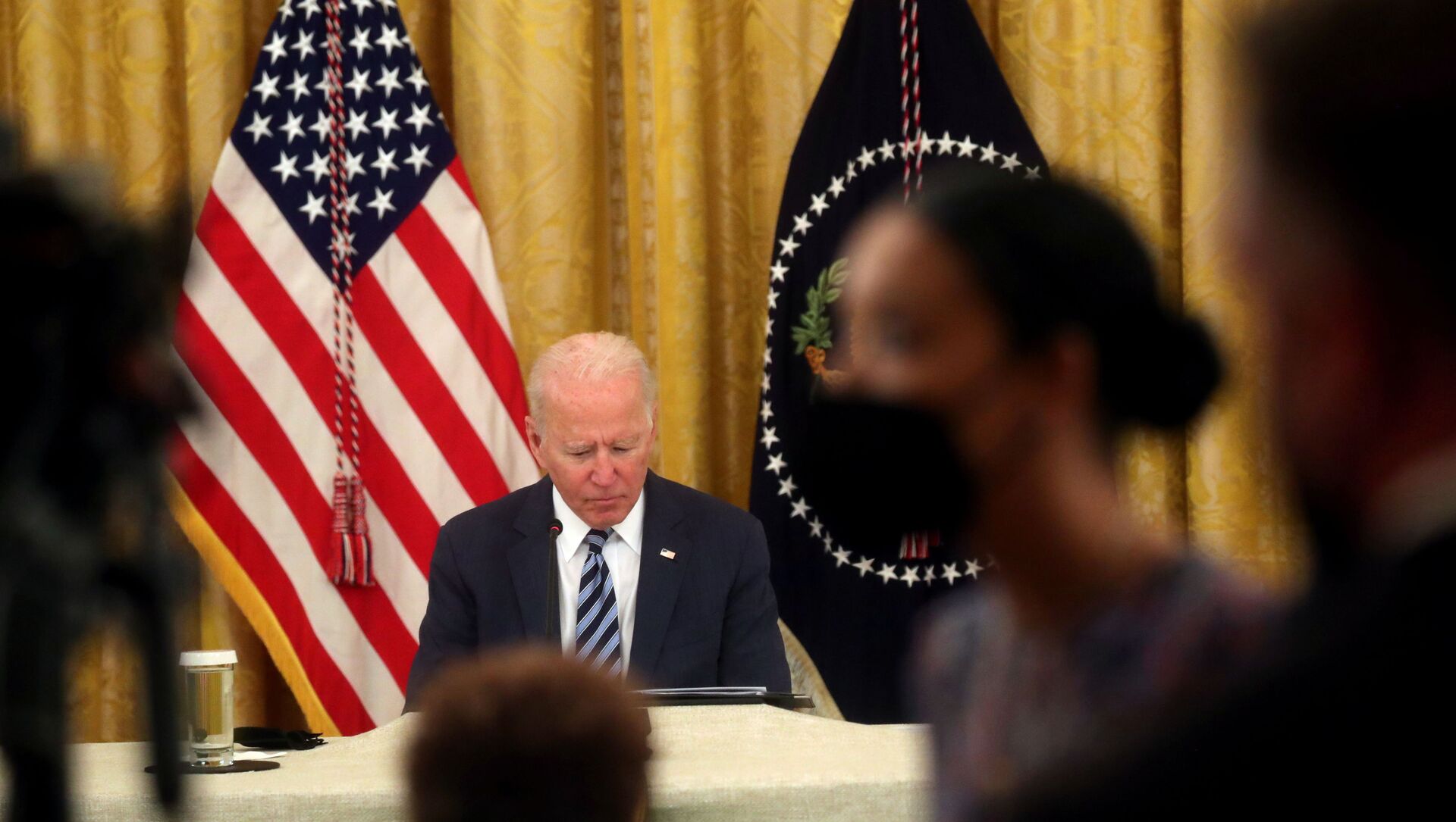 U.S. President Joe Biden waits for the news media to be ushered out of the room after delivering remarks during a meeting with members of his national security team and private sector leaders to discuss how to improve the nation's cybersecurity, in the East Room at the White House in Washington, U.S., August 25, 2021 - Sputnik International, 1920, 26.08.2021