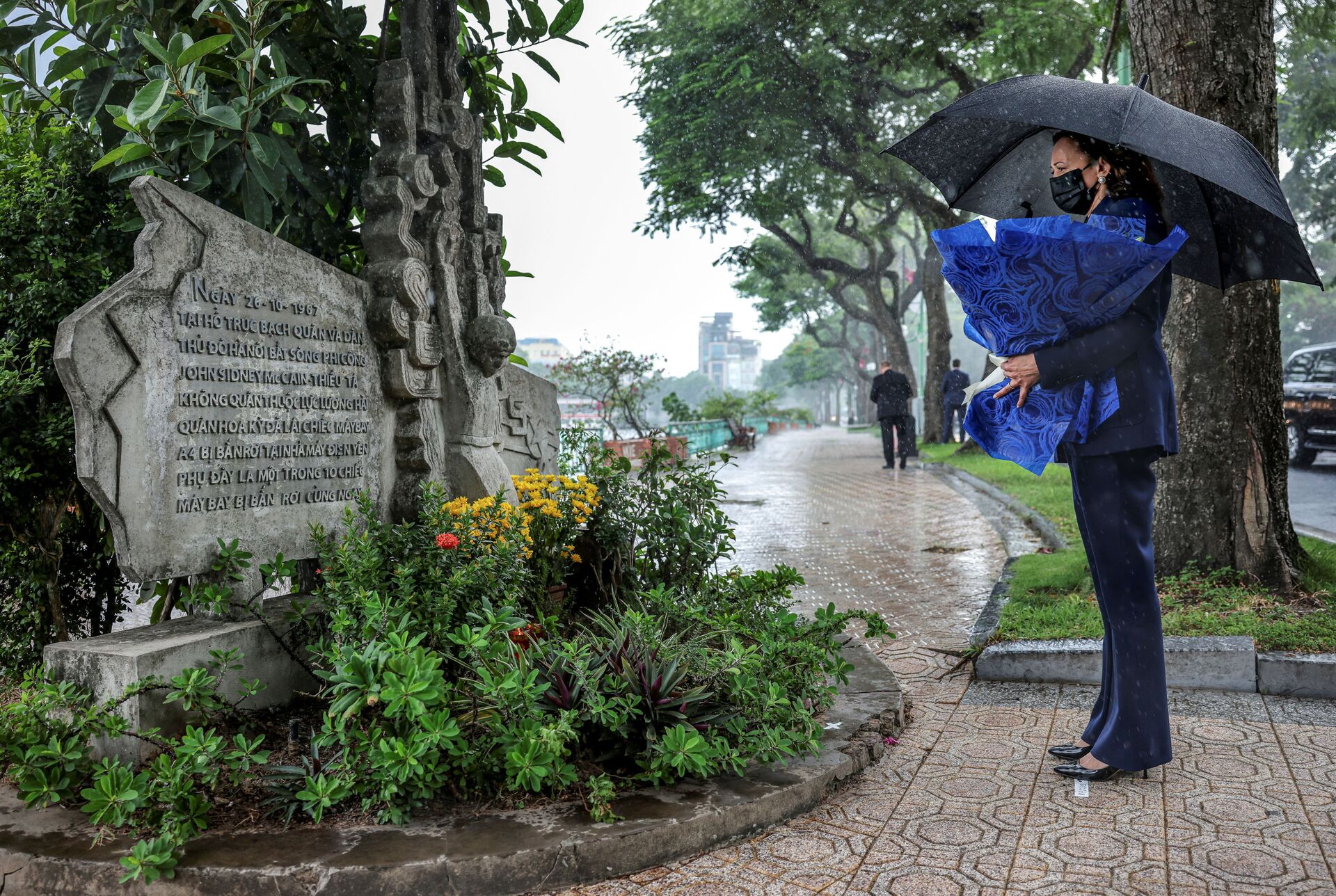 US Vice President Kamala Harris lays flowers at the Senator John McCain memorial site, where his Navy aircraft was shot down by the North Vietnamese, on the three-year anniversary of his death, in Hanoi, Vietnam, August, 25, 2021 - Sputnik International, 1920, 07.09.2021