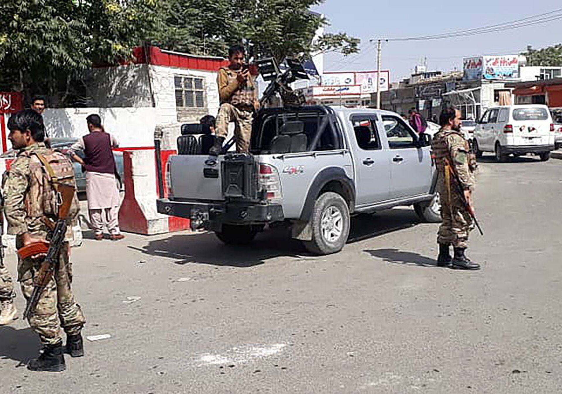 Afghan security forces stand guard at the entrance gate of Hamid Karzai International Airport in Kabul, Afghanistan August 15, 2021.  - Sputnik International, 1920, 07.09.2021