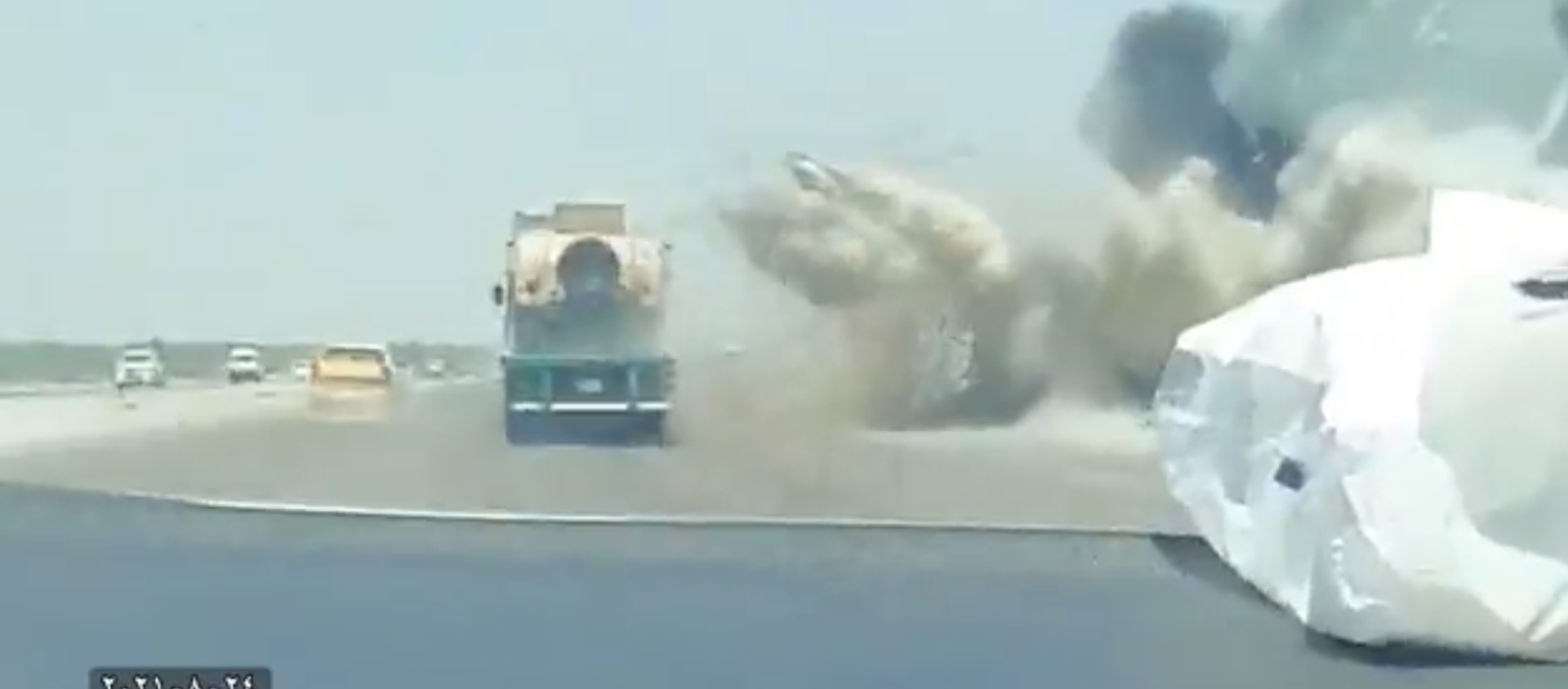 Screengrab of footage of Iraqi militia group attack on US convoy. - Sputnik International, 1920, 26.08.2021