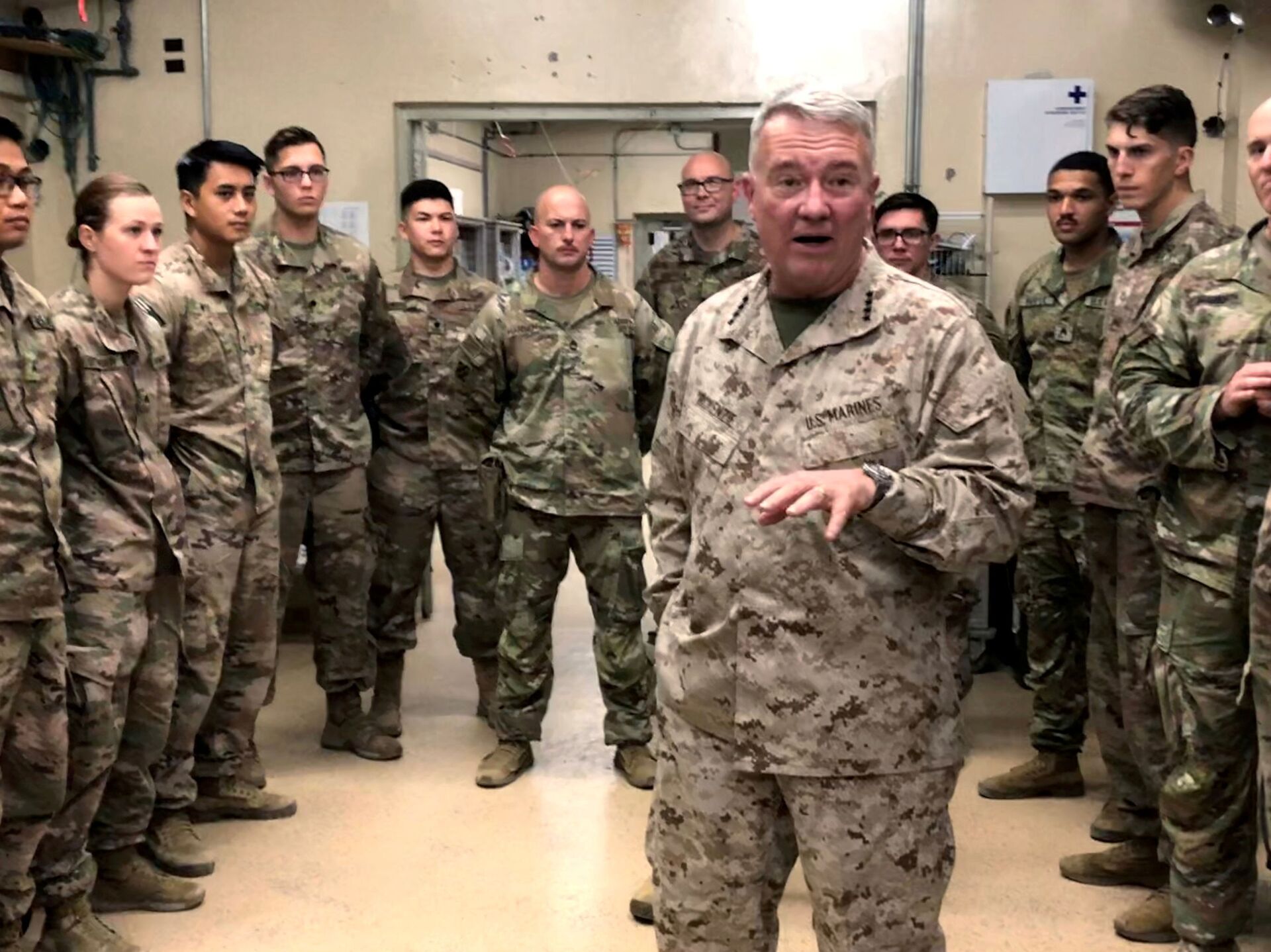 Marine General Kenneth McKenzie, head of U.S. Central Command, speaks with U.S. troops while visiting Forward Operating Base Fenty in Jalalabad, Afghanistan, September 9, 2019 - Sputnik International, 1920, 07.09.2021