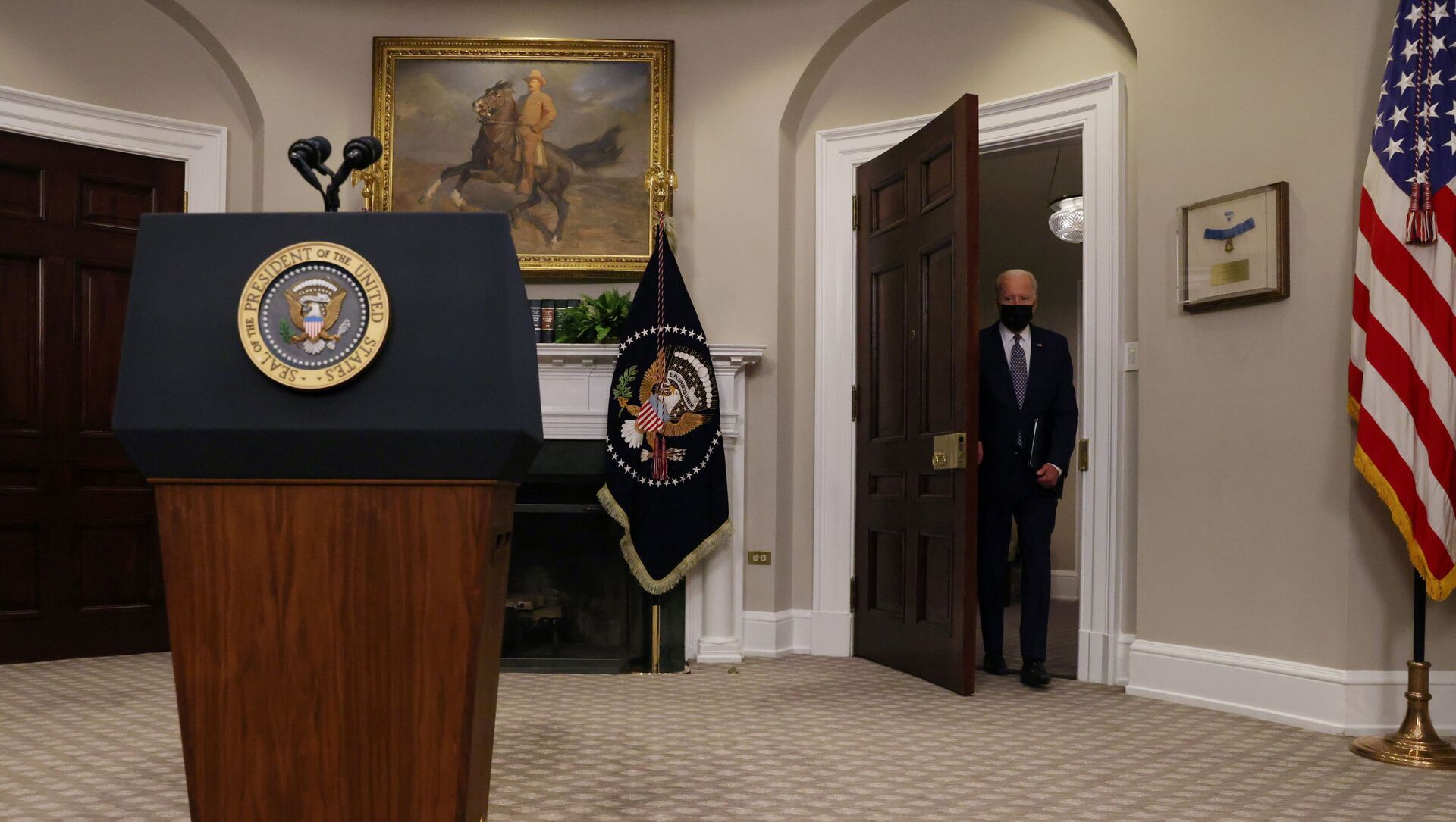 U.S. President Joe Biden enters the room to give a statement about the U.S. withdrawal from Afghanistan in the Roosevelt Room at the White House in Washington, U.S., August 24, 2021 - Sputnik International, 1920, 26.08.2021