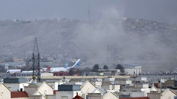 Smoke rises from a deadly explosion outside the airport in Kabul, Afghanistan on Thursday 26 August 2021. 
Дым от взрыва возле аэропорта в Кабуле, Афганистан - Sputnik International
