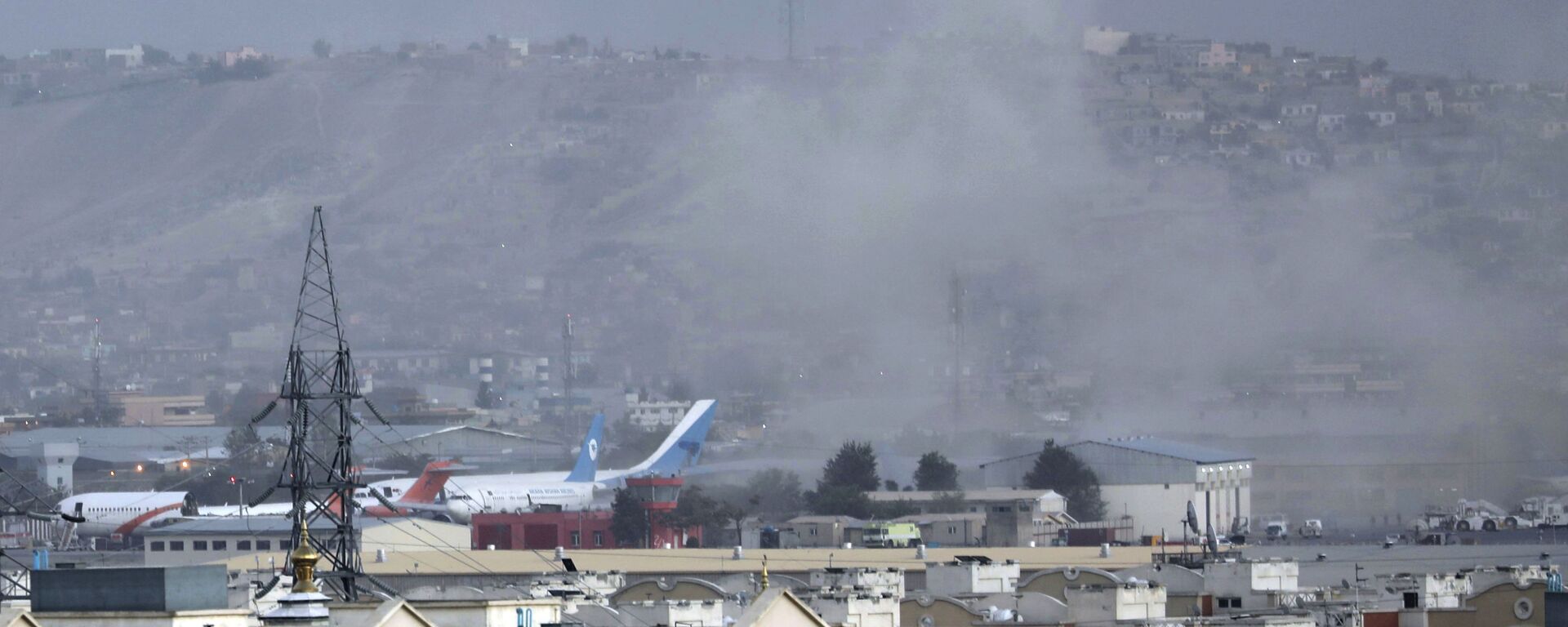 Smoke rises from a deadly explosion outside the airport in Kabul, Afghanistan on Thursday 26 August 2021. 
Дым от взрыва возле аэропорта в Кабуле, Афганистан - Sputnik International, 1920, 27.08.2021