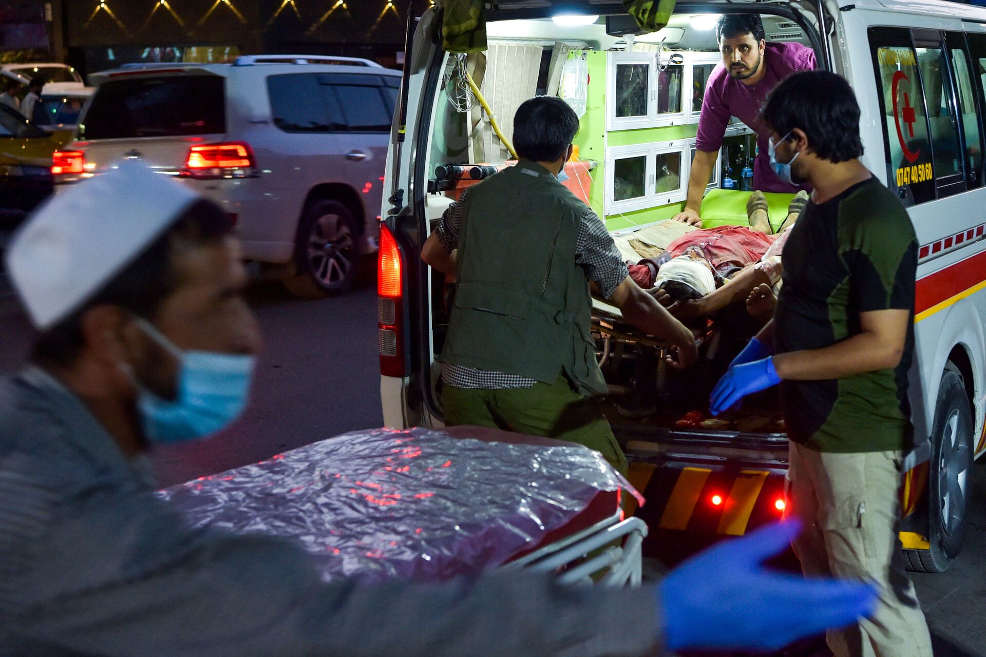 Медики помогают пострадавшим от двух мощных взрывов, произошедших в Кабуле - Sputnik International, 1920, 19.09.2021
