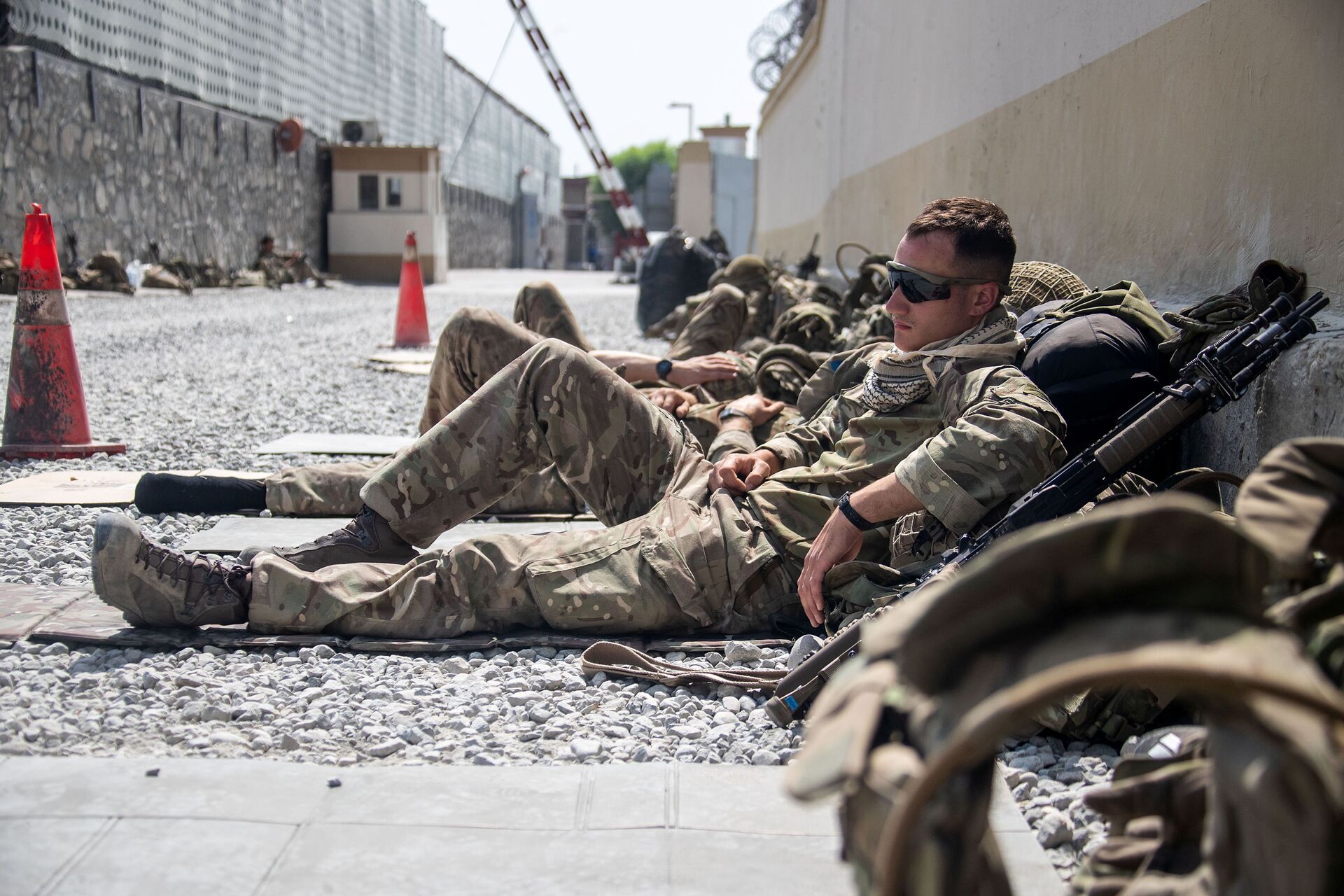 Members of the UK Armed Forces rest as they continue to take part in the evacuation of entitled personnel from Kabul airport, in Kabul, Afghanistan August 19-22, 2021, in this handout picture obtained by Reuters on August 23, 2021 - Sputnik International, 1920, 21.09.2021