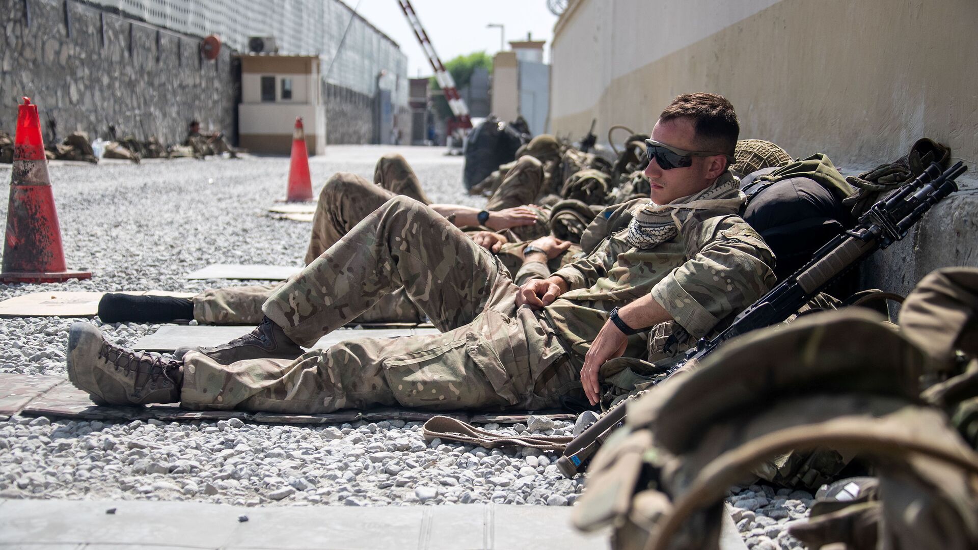 Members of the UK Armed Forces rest as they continue to take part in the evacuation of entitled personnel from Kabul airport, in Kabul, Afghanistan August 19-22, 2021, in this handout picture obtained by Reuters on August 23, 2021 - Sputnik International, 1920, 01.09.2021