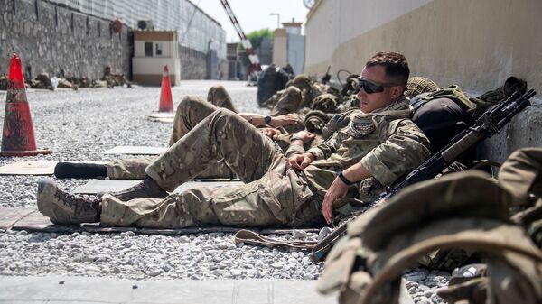 Members of the UK Armed Forces rest as they continue to take part in the evacuation of entitled personnel from Kabul airport, in Kabul, Afghanistan August 19-22, 2021, in this handout picture obtained by Reuters on August 23, 2021 - Sputnik International