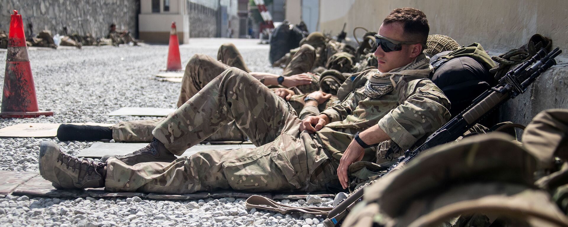 Members of the UK Armed Forces rest as they continue to take part in the evacuation of entitled personnel from Kabul airport, in Kabul, Afghanistan August 19-22, 2021, in this handout picture obtained by Reuters on August 23, 2021 - Sputnik International, 1920