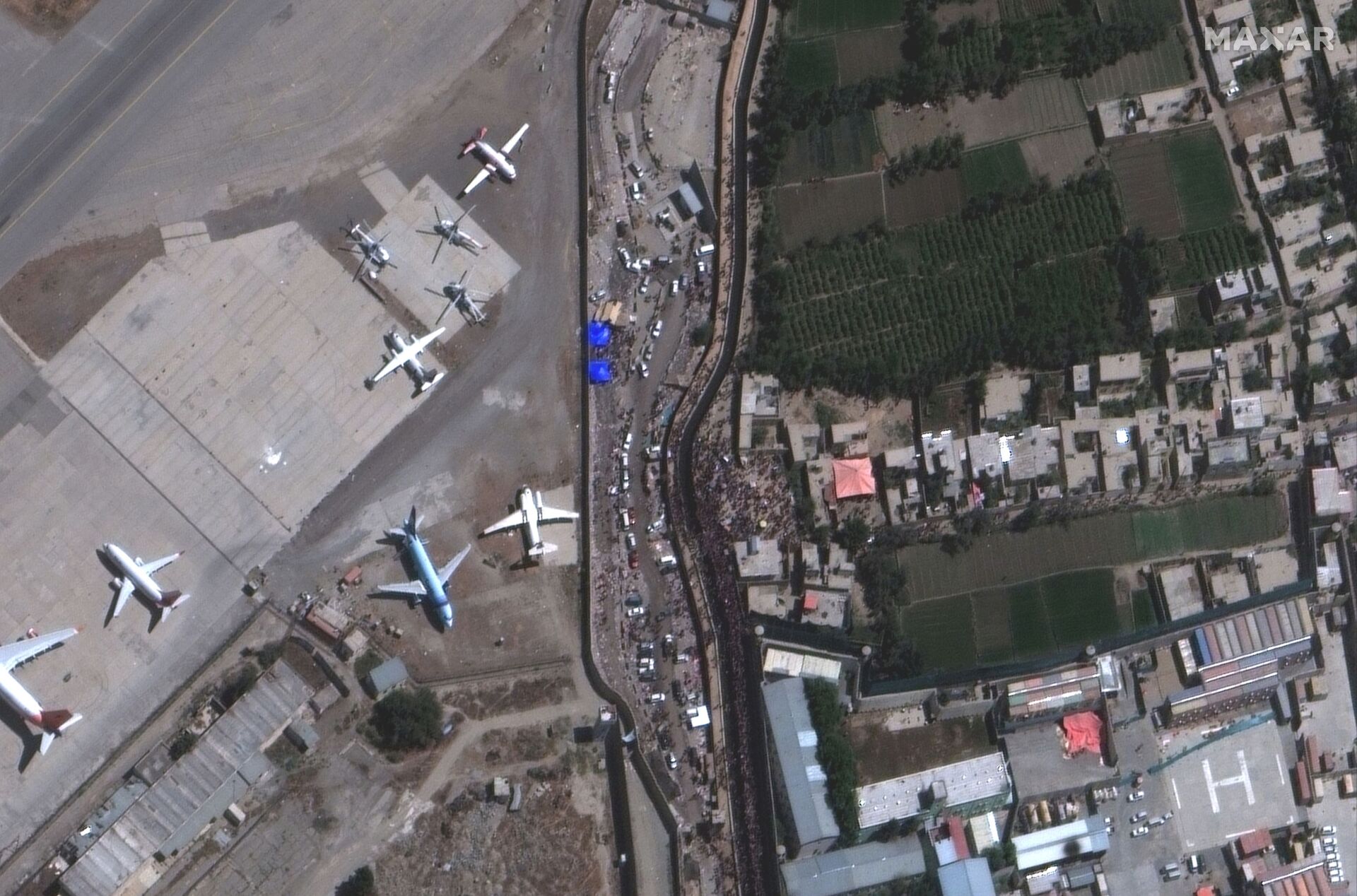 An overview of crowds at the Abbey Gate at Hamid Karzai International Airport, in Kabul, Afghanistan August 24, 2021, in this satellite image obtained by Reuters on August 26, 2021 - Sputnik International, 1920, 07.09.2021