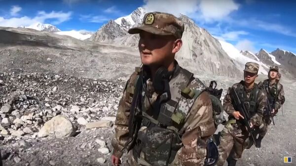  PLA soldiers patrol border on Himalayan mountain range in China’s Tibet autonomous region - Sputnik International