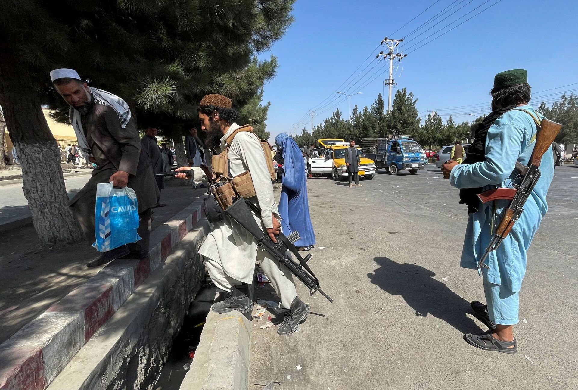 Taliban forces block the roads around the airport in Kabul, Afghanistan August 27, 2021.  - Sputnik International, 1920, 07.09.2021