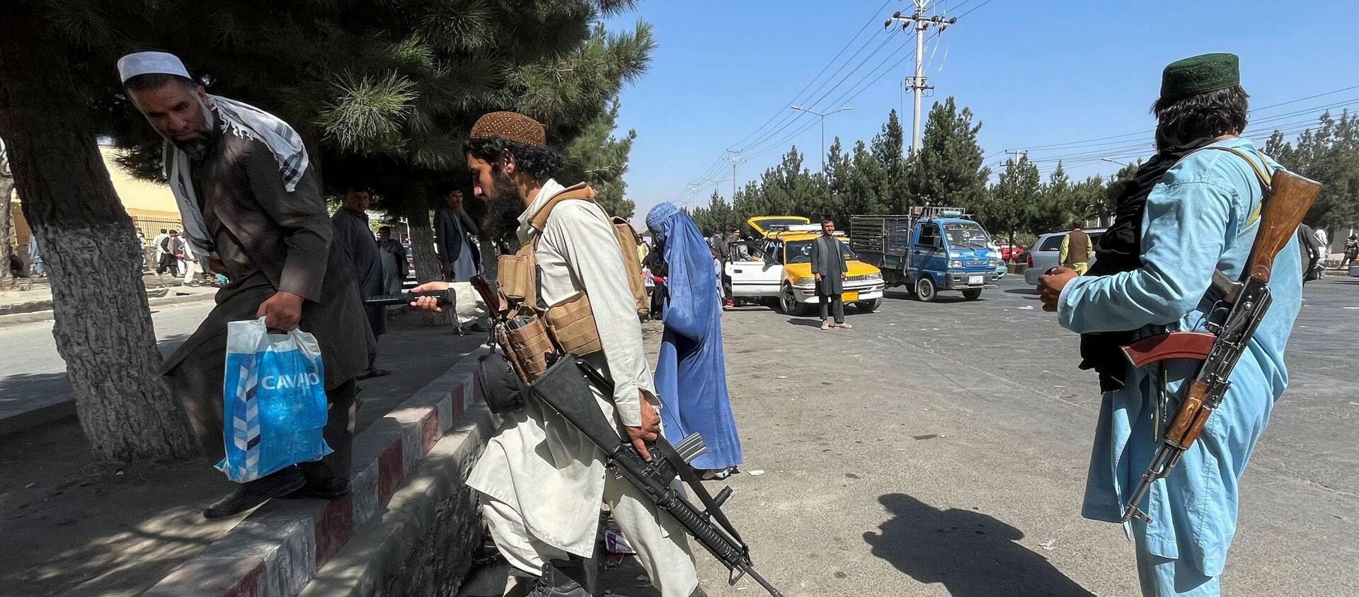 Taliban forces block the roads around the airport in Kabul, Afghanistan August 27, 2021.  - Sputnik International, 1920