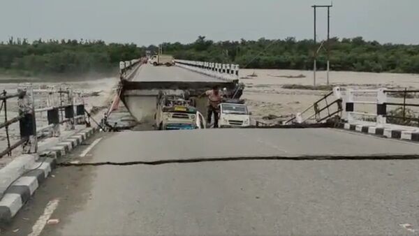 Flood bridge collapse - Sputnik International