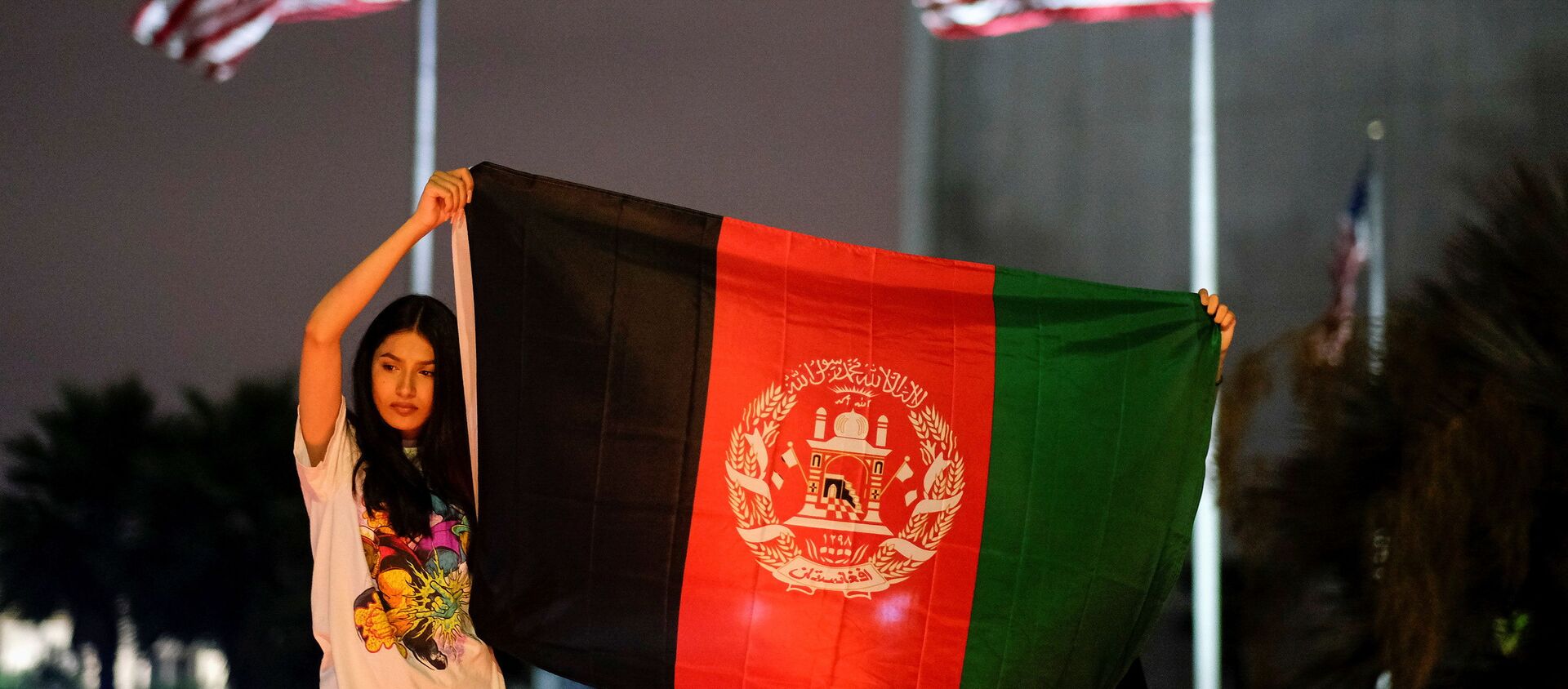People holding an Afghan flag attend a vigil for Afghanistan outside the West LA Federal Building in Los Angeles, California, U.S. August 17, 2021 - Sputnik International, 1920, 27.08.2021