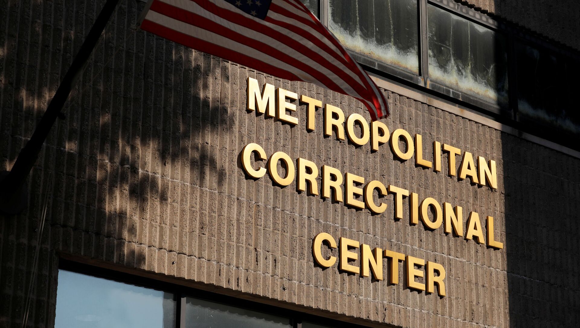 Signage is seen outside the Metropolitan Correctional Center in Manhattan, New York City, U.S., August 27, 2021. - Sputnik International, 1920, 27.08.2021