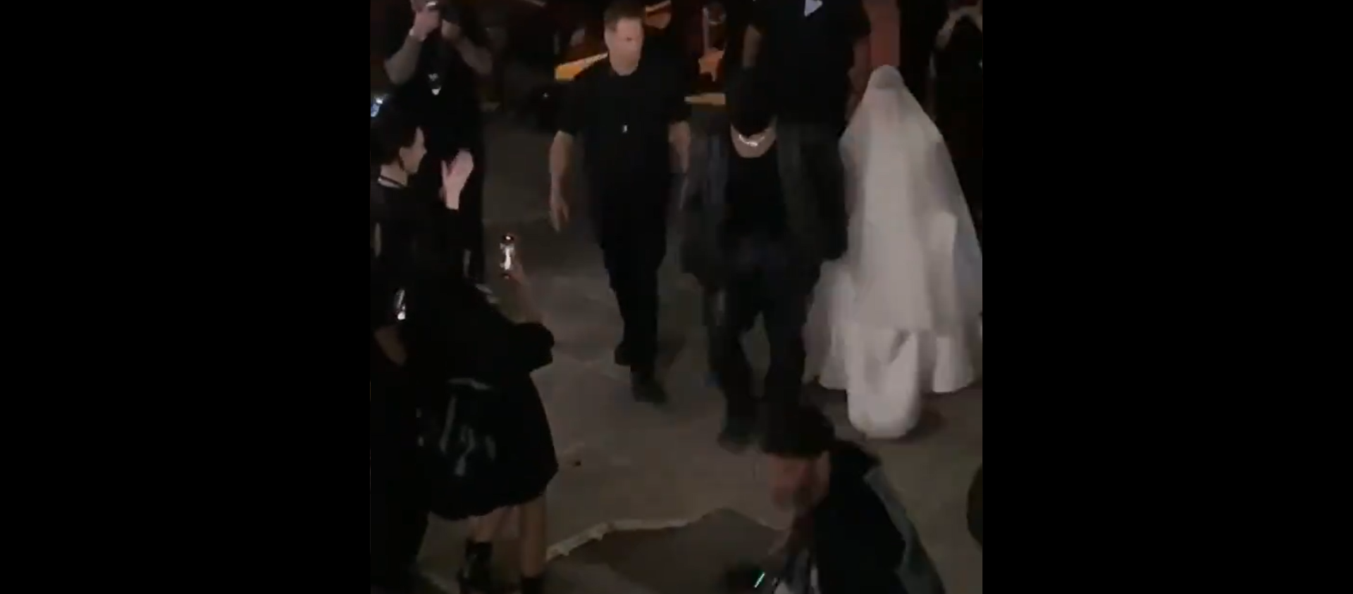 Screenshot from a video showing Kanye West and Kim Kardashian walking together after the Donda listening event - Sputnik International, 1920, 28.08.2021