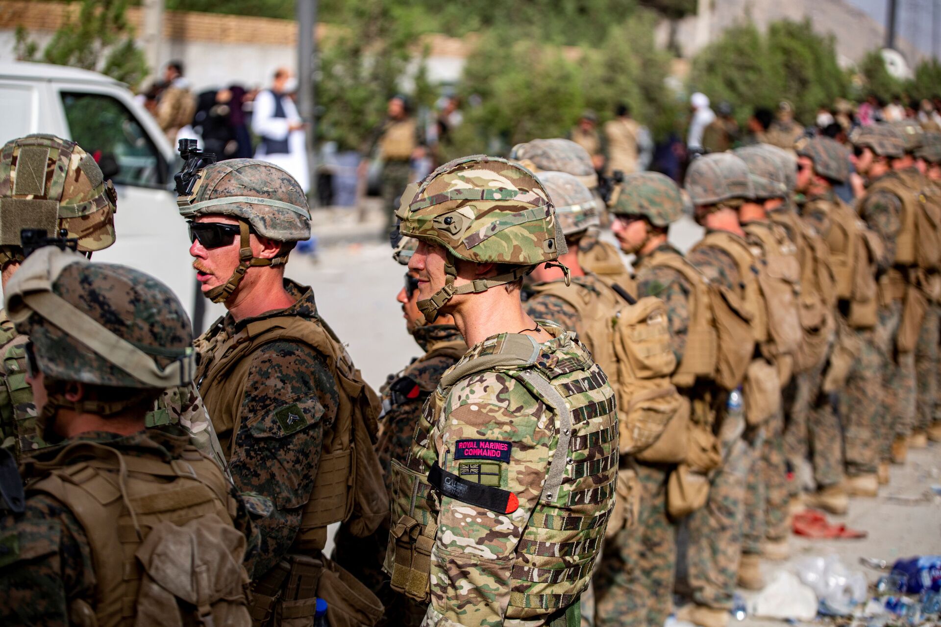 British Royal Marine Commandos and U.S. Marines assigned to the 24th Marine Expeditionary Unit work at an Evacuation Control Center (ECC) during an evacuation at Hamid Karzai International Airport, Kabul, Afghanistan, August 18, 2021 - Sputnik International, 1920, 07.09.2021