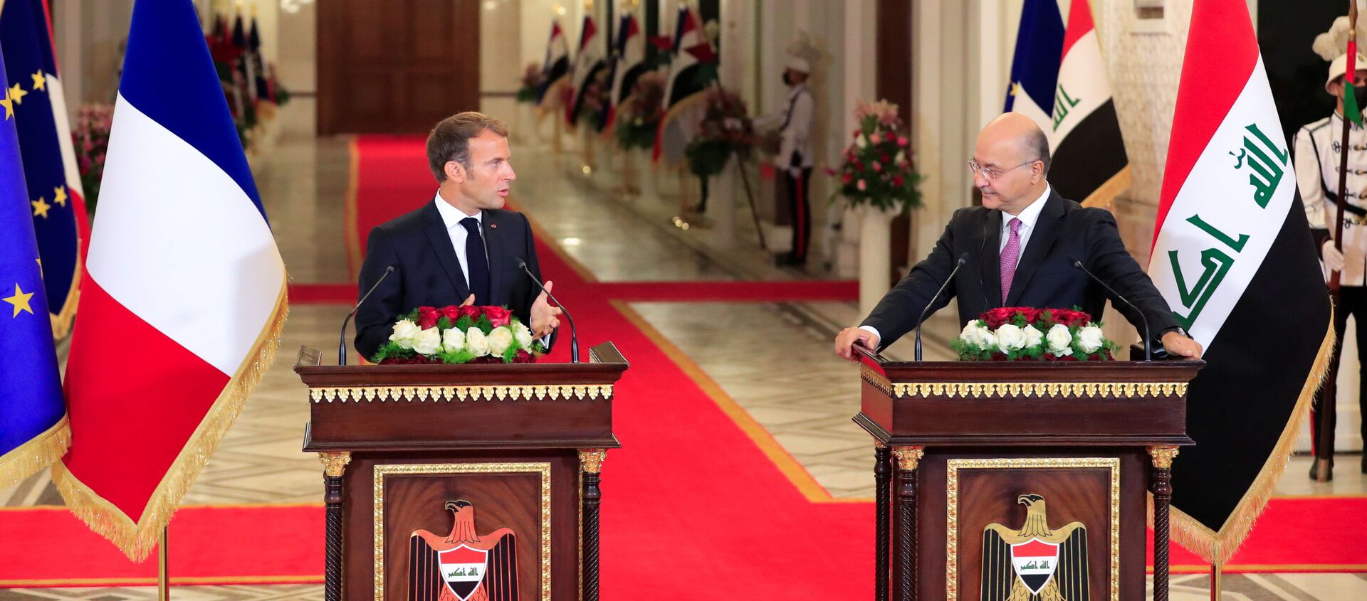 Iraq's President Barham Salih and France's President Emmanuel Macron attend a news conference ahead of the Baghdad summit at the Green Zone in Baghdad, Iraq August 28, 2021 - Sputnik International, 1920, 28.08.2021