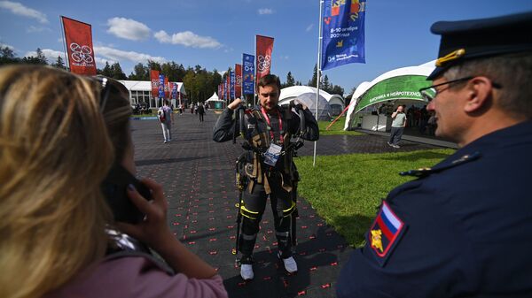 Demonstration of a combat exoskeleton at the Patriot Park at the ARMY-2021 military expo outside Moscow. August 2021. - Sputnik International