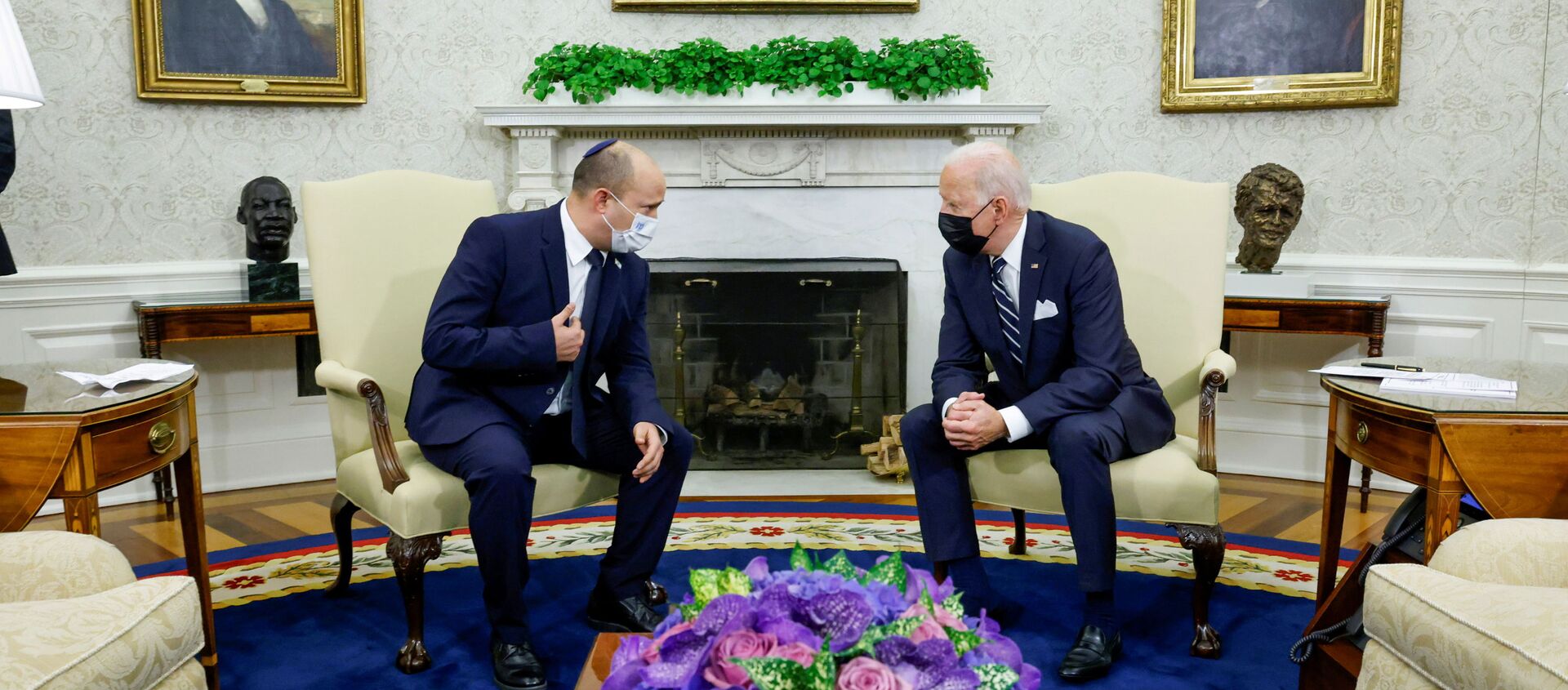 U.S. President Joe Biden and Israel's Prime Minister Naftali Bennett chat during a meeting in the Oval Office at the White House in Washington, U.S. August 27, 2021. - Sputnik International, 1920, 28.08.2021