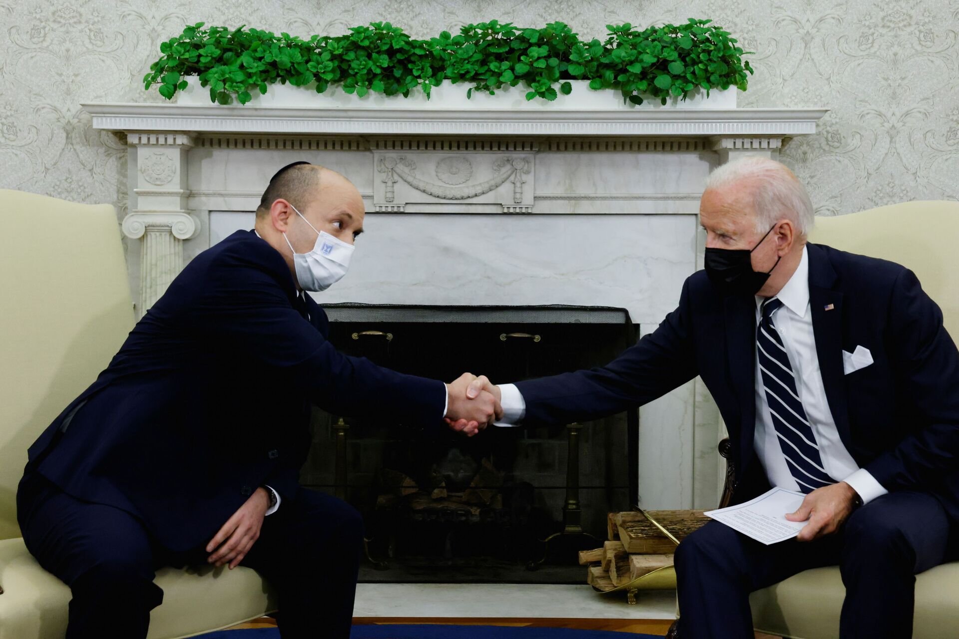 U.S. President Joe Biden and Israel's Prime Minister Naftali Bennett shake hands during a meeting in the Oval Office at the White House in Washington, U.S. August 27, 2021. - Sputnik International, 1920, 28.09.2021
