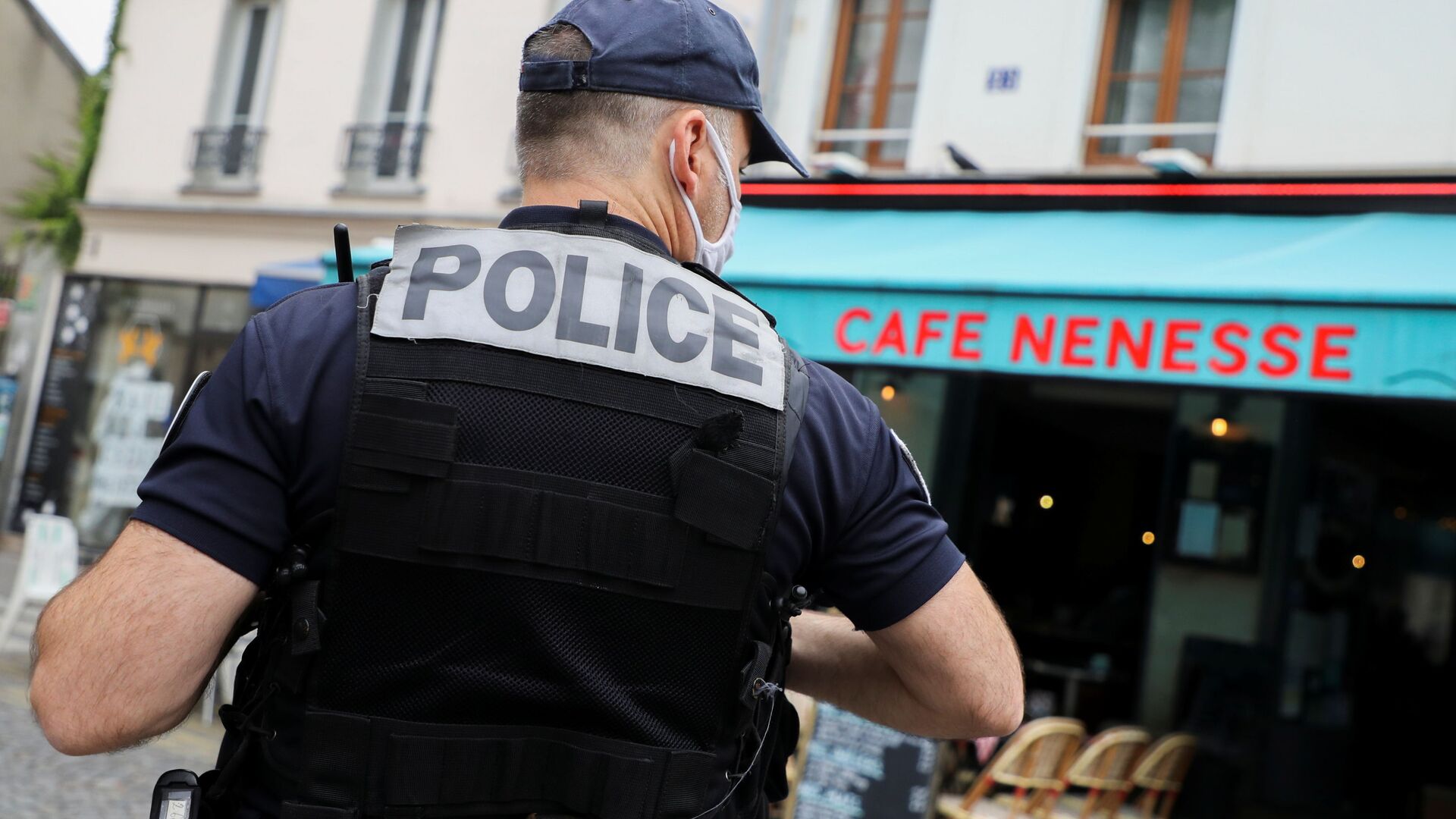 A French police officer stands in front of a bar to check health pass compliance as checks on the implementation of the health pass is expected to be intensified in Paris, France, August 18, 2021. - Sputnik International, 1920, 18.09.2021