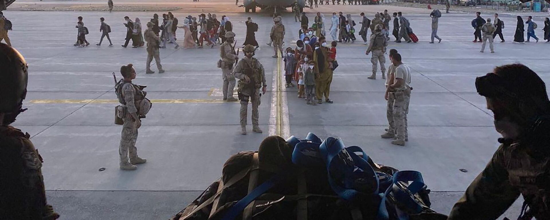 Afghan collaborators, their families, Spanish soldiers and members of the embassy board a Spanish military plane as part of their evacuation, at the Hamid Karzai International Airport in Kabul, Afghanistan, on 27 August 2021. - Sputnik International, 1920, 03.09.2021