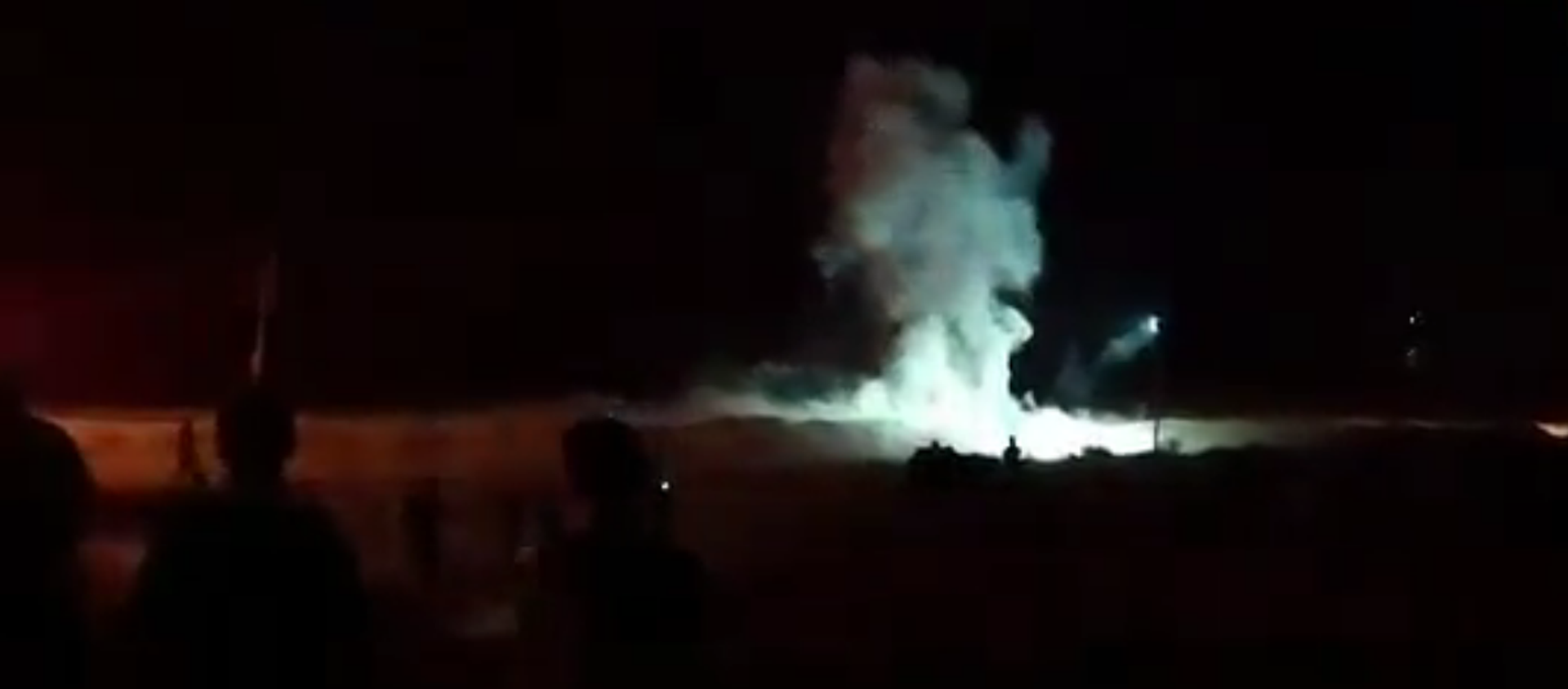 Screenshot from a video allegedly showing an explosion occurring east of Gaza City during night border protests on Saturday - Sputnik International, 1920, 28.08.2021