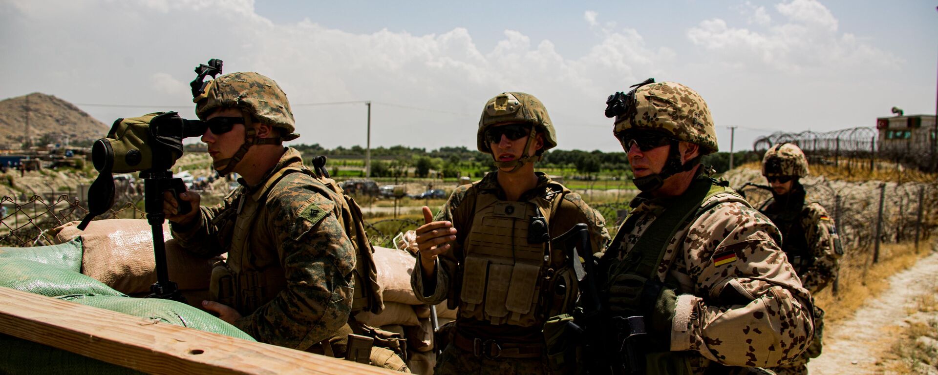 U.S. Marines and German service member watch an entry gate during an evacuation at Hamid Karzai International Airport, Kabul, Afghanistan, August 28, 2021 - Sputnik International, 1920, 01.09.2021