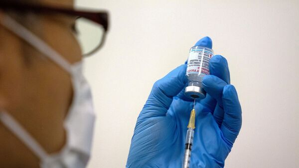 FILE PHOTO: Medical staff prepares Moderna coronavirus disease (COVID-19) vaccine to be administered at the newly-opened mass vaccination centre in Tokyo, Japan, May 24, 2021. - Sputnik International