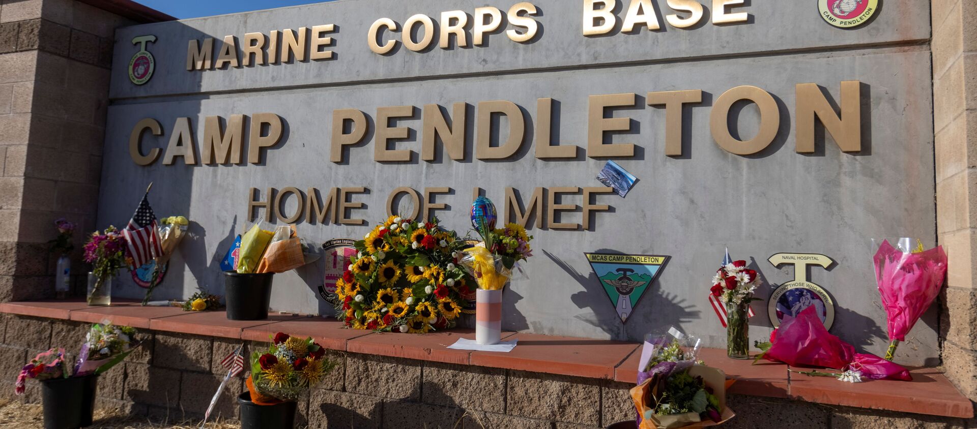 Following the bombing at Hamid Karzai International Airport in Kabul, Afghanistan, flowers are shown placed at the main gate to U.S. Marine Base Camp Pendleton in Oceanside, California, U.S., August 27, 2021. - Sputnik International, 1920, 29.08.2021