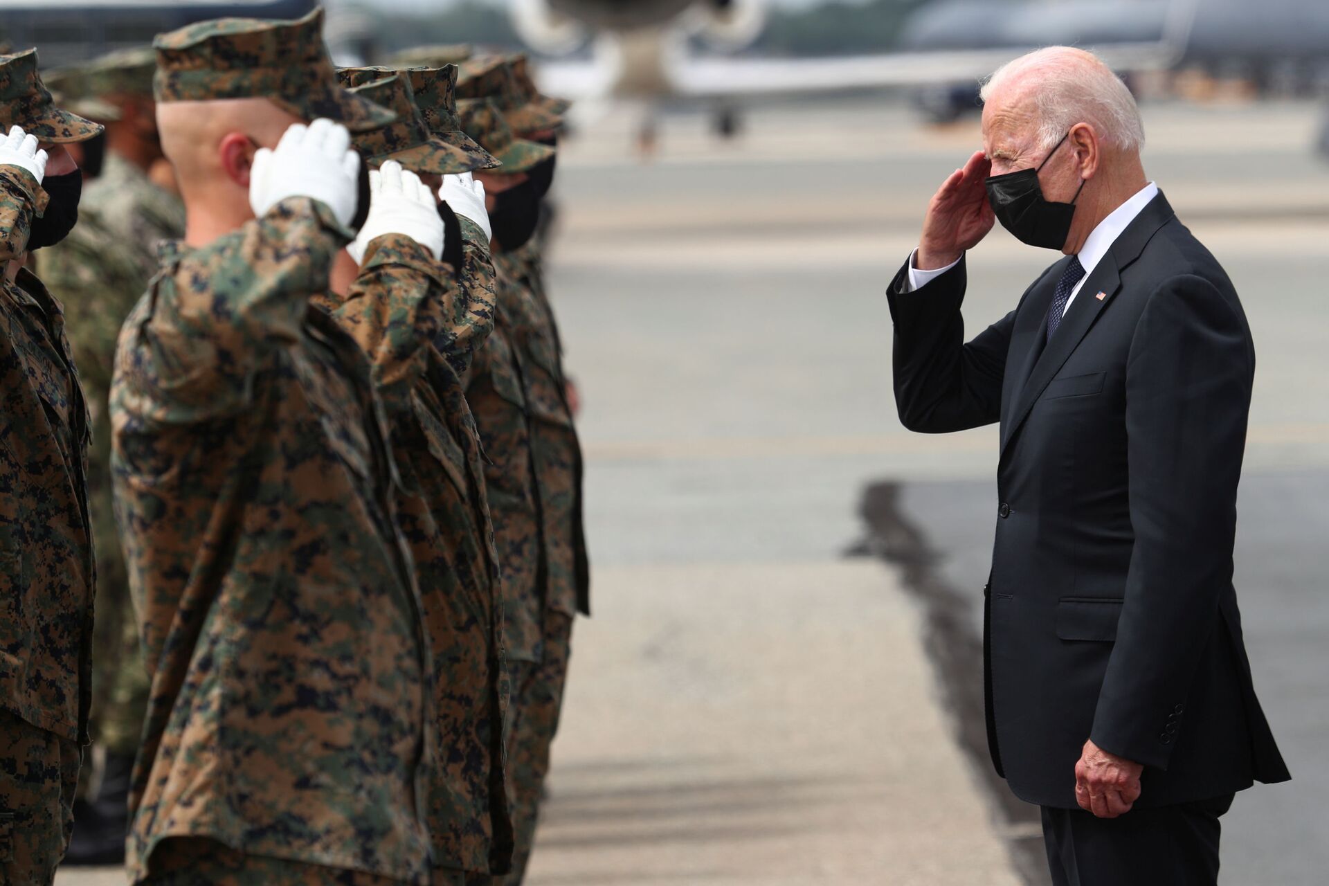 U.S. President Joe Biden salutes members of the U.S. Marine Corps Honor Guard before boarding Air Force One at Dover Air Force Base in Dover, Delaware, U.S., August 29, 2021 - Sputnik International, 1920, 10.09.2021