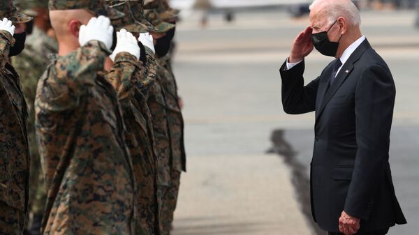 U.S. President Joe Biden salutes members of the U.S. Marine Corps Honor Guard before boarding Air Force One at Dover Air Force Base in Dover, Delaware, U.S., August 29, 2021 - Sputnik International