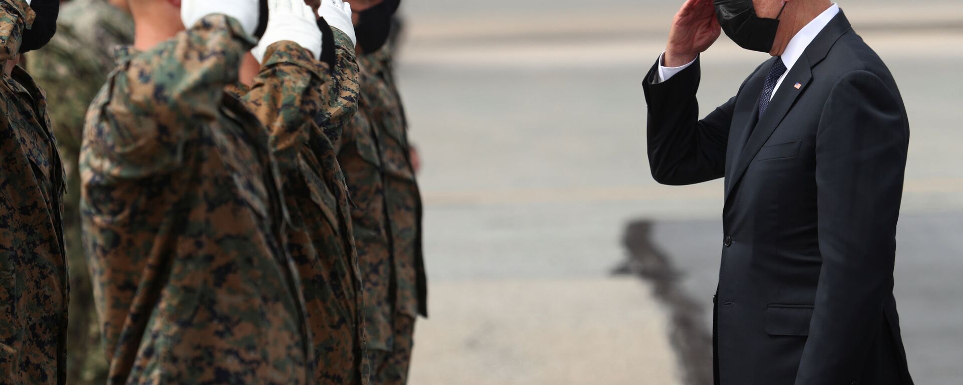 U.S. President Joe Biden salutes members of the U.S. Marine Corps Honor Guard before boarding Air Force One at Dover Air Force Base in Dover, Delaware, U.S., August 29, 2021 - Sputnik International, 1920, 29.08.2021