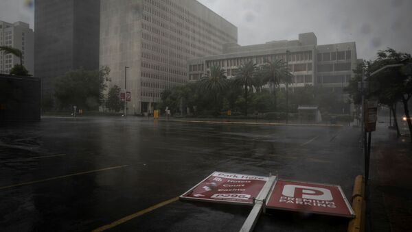 A parking sign lies in the street as Hurricane Ida makes landfall in Louisiana, in New Orleans, Louisiana, U.S. August 29, 2021. - Sputnik International