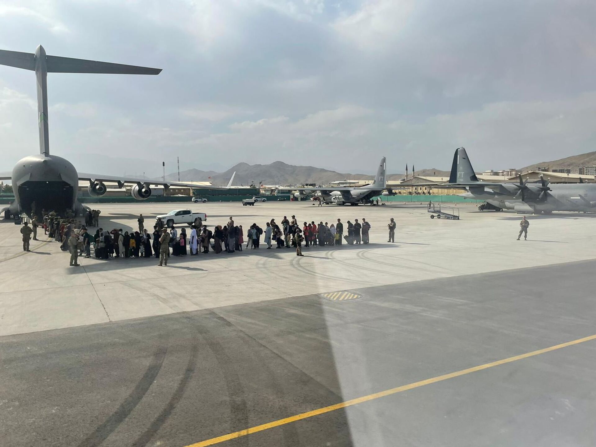 Afghan evacuees queue before boarding one of the last Italy's military aircraft C130J during evacuation at Kabul's airport, Afghanistan, August 27, 2021 - Sputnik International, 1920, 07.09.2021