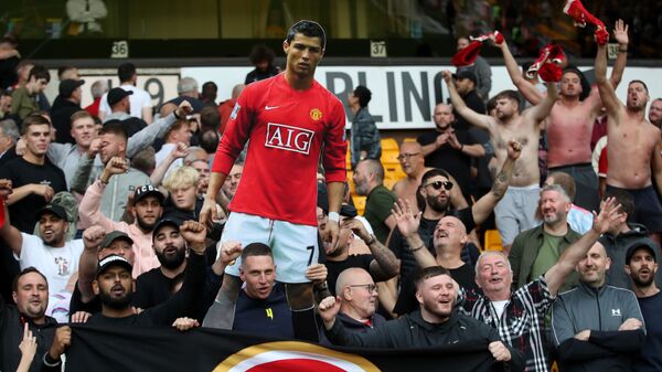 Manchester United fans celebrate with a cardboard cut out of Cristiano Ronaldo after a match. - Sputnik International