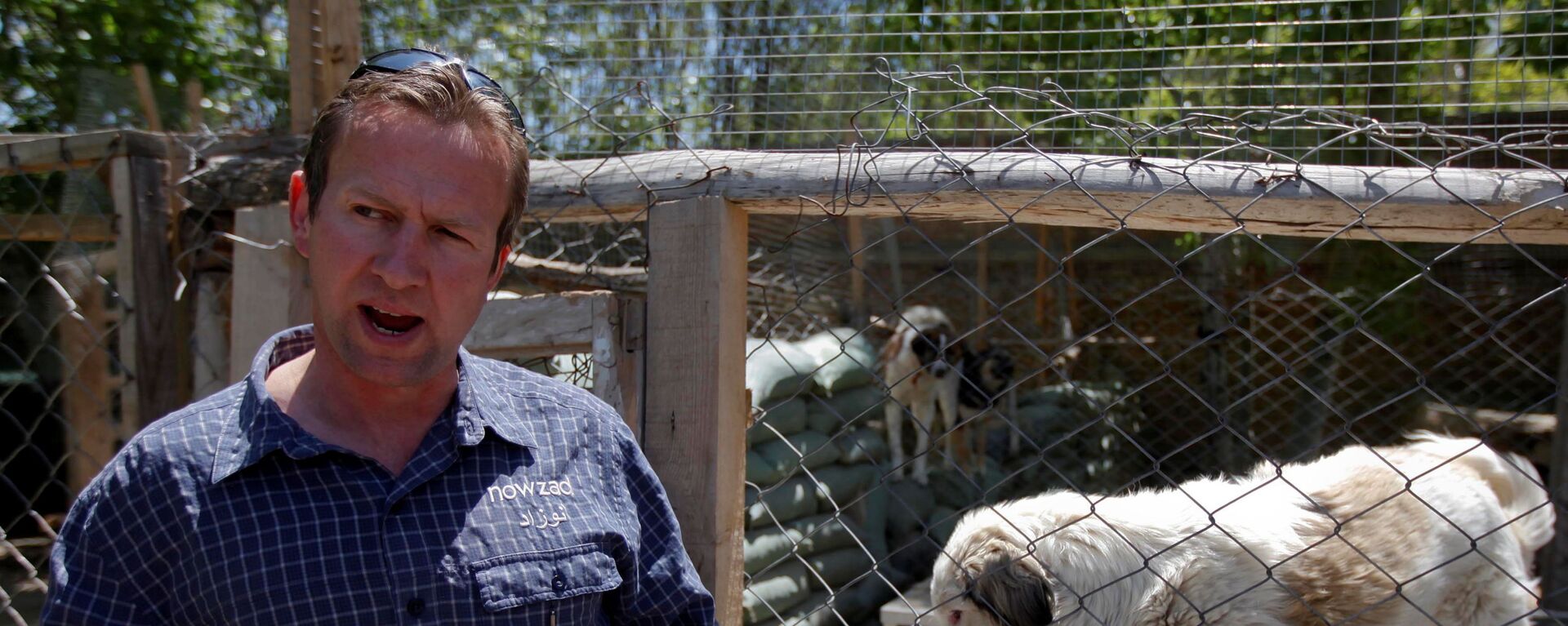 Pen Farthing, founder of British charity Nowzad, an animal shelter, stands in front of a cage on the outskirts of Kabul May 1, 2012 - Sputnik International, 1920, 30.08.2021