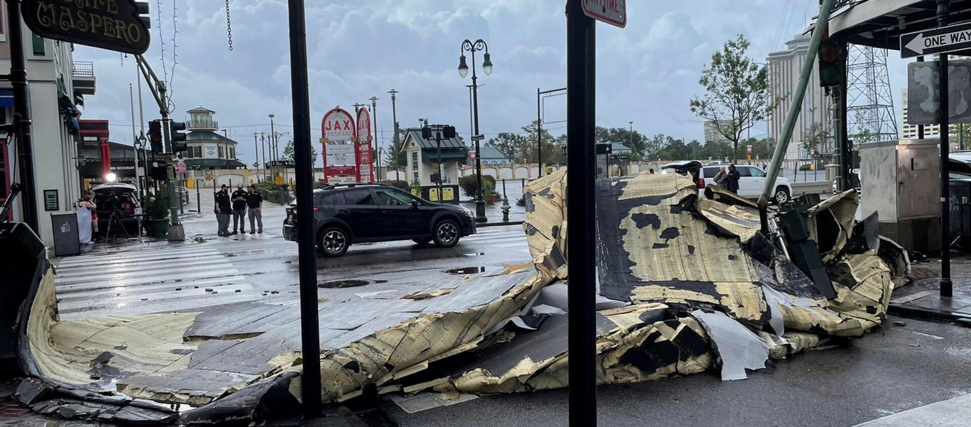 The roof of a building next to Jax Brewery lies on the ground after it was blown off due to strong winds from Hurricane Ida in New Orleans, Louisiana, U.S., August 30, 2021. - Sputnik International, 1920, 02.09.2021
